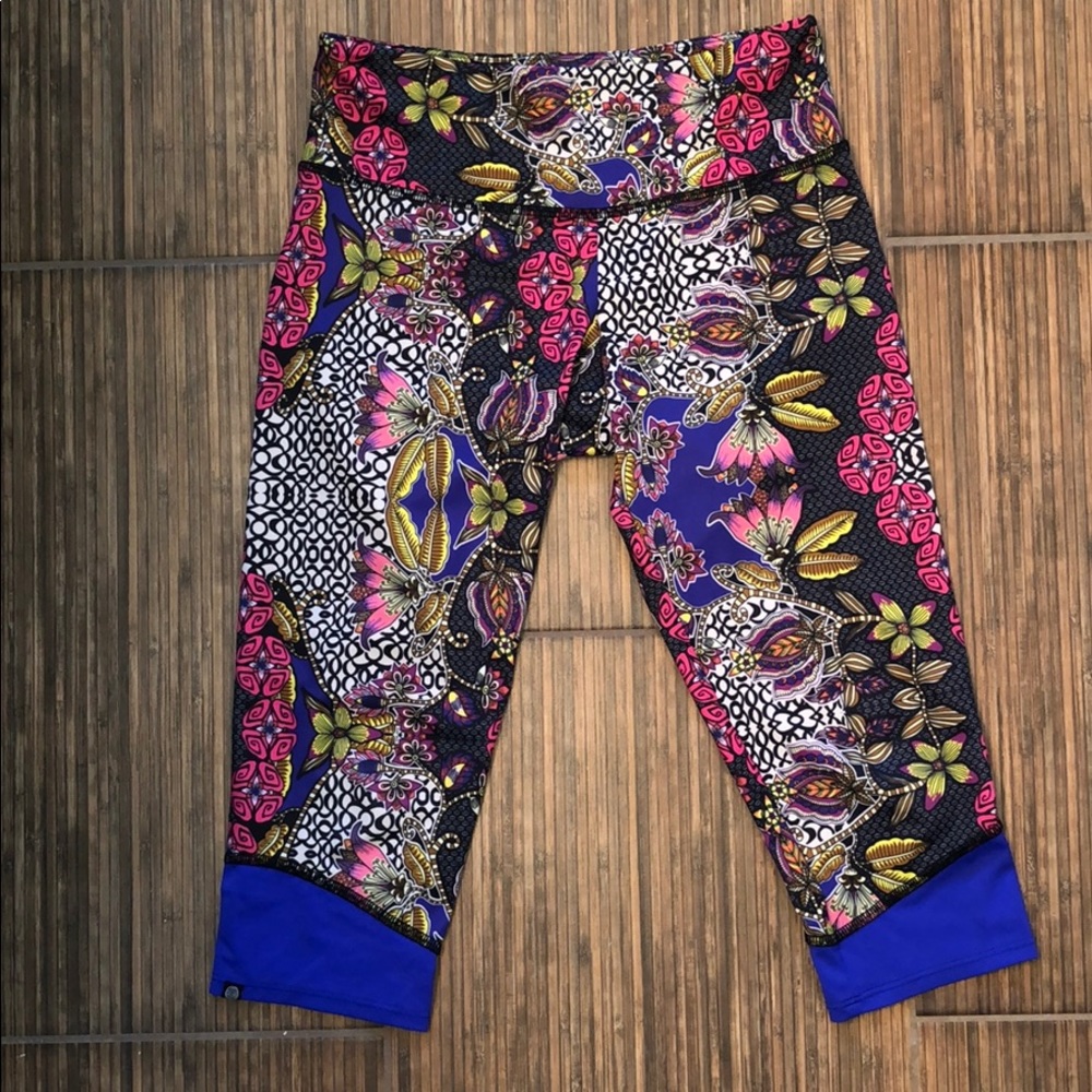 LIKE NEW ONZIE CROPPED WORKOUT LEGGINGS SIZE S/M